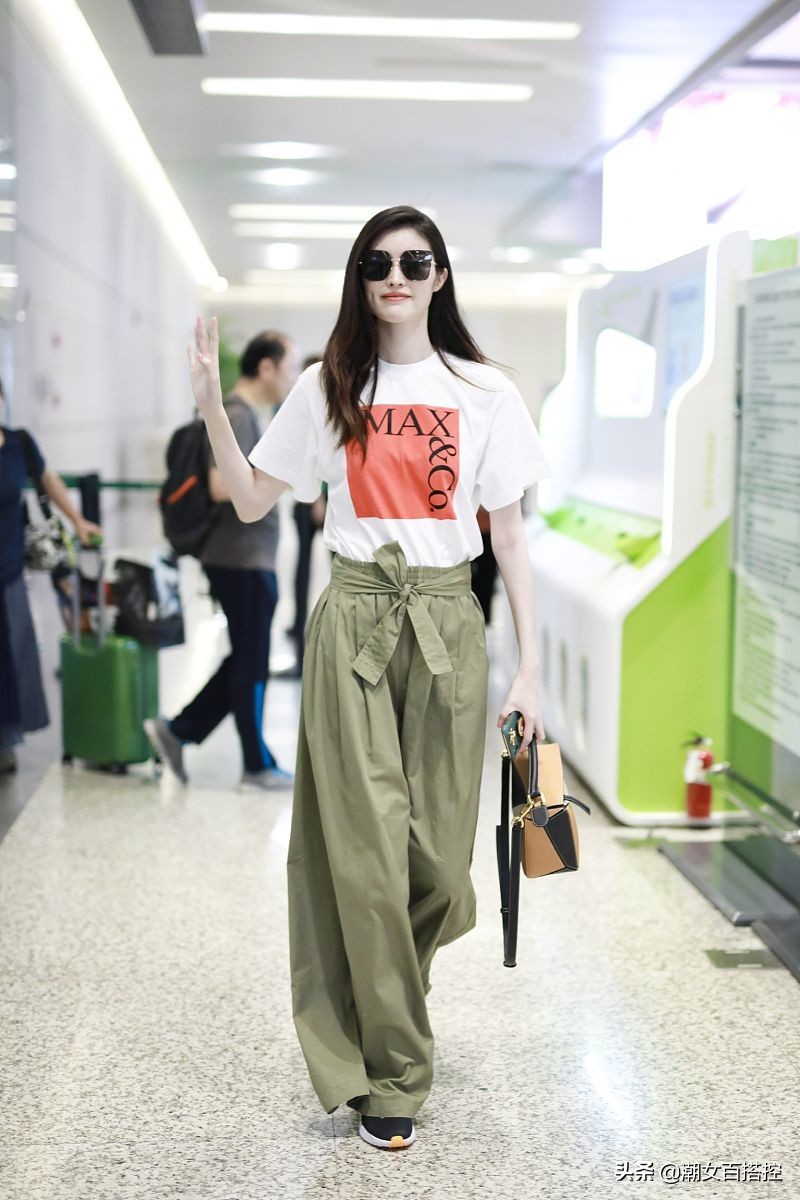 可仙可御!何穗穿裸色水钻裙秀身材,简单T恤配长裤就超级有范