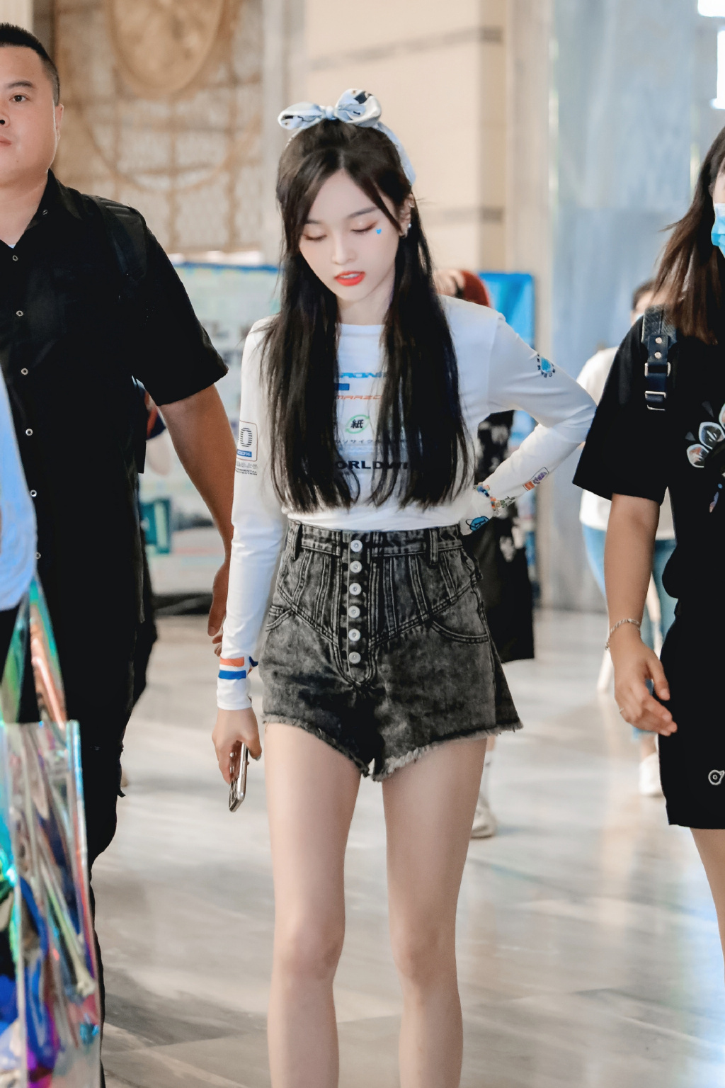 吴宣仪跳舞蝴蝶结短裙,吴宣仪穿粉色西装加粉色短裤