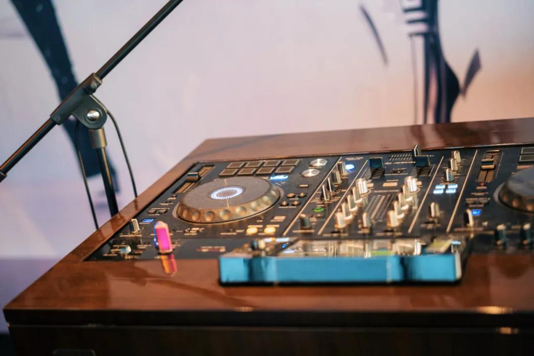 把繁华踩在脚下,将吃喝囊括周边。去长沙要住地标里