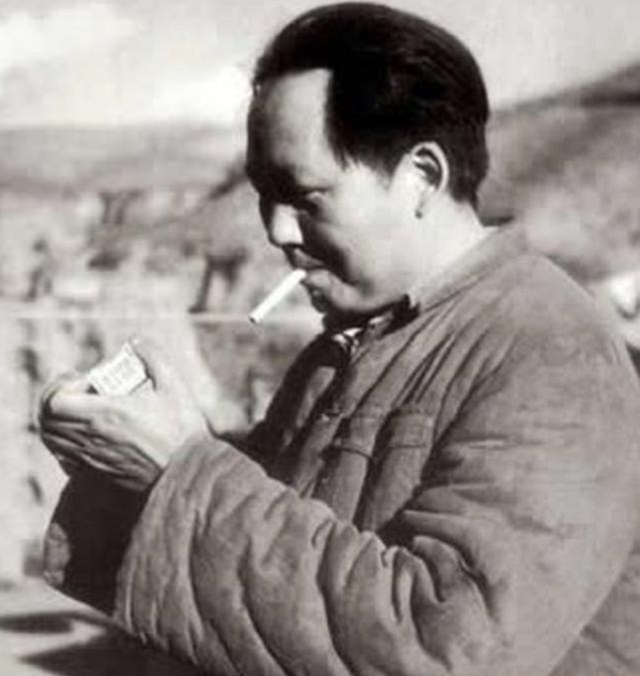 重庆谈判期间,毛主席的一支烟,让蒋介石后怕不已:此人不可轻视