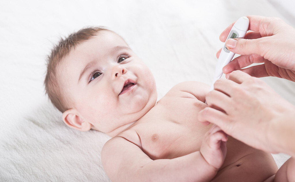 新生儿宝宝吃得少老是睡觉,新生儿吃得过多不知道饱