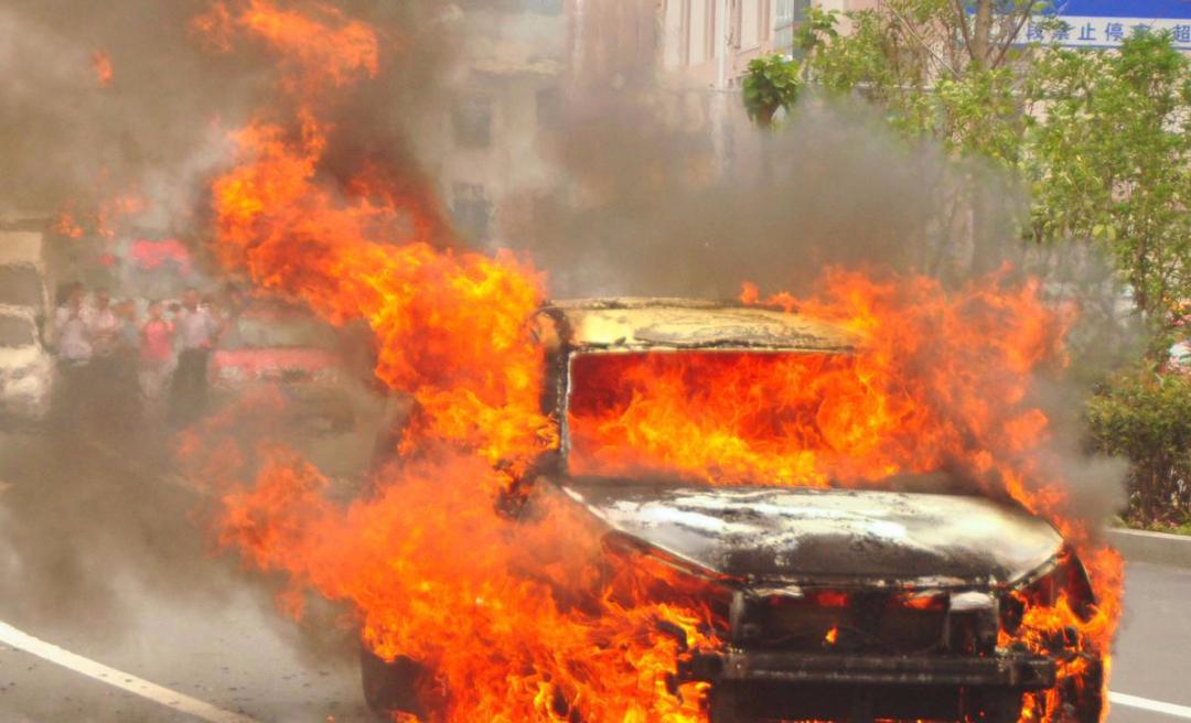 车为什么会自然？这些配置加在车上，热天一到就是定时*弹炸**