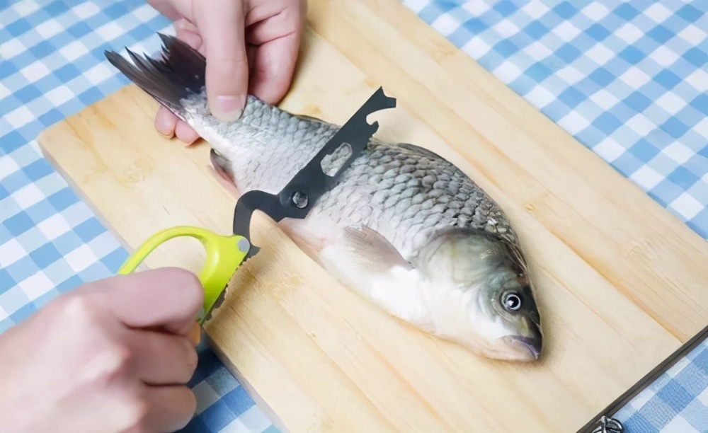 原来刮鱼鳞这么简单，多一个塑料袋，鱼鳞就不乱溅了，又快又干净