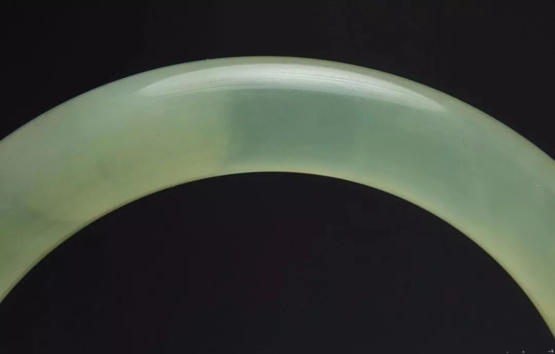 好品质的岫玉和差品质翡翠哪个好,岫玉与翡翠的鉴别方法有哪些呢