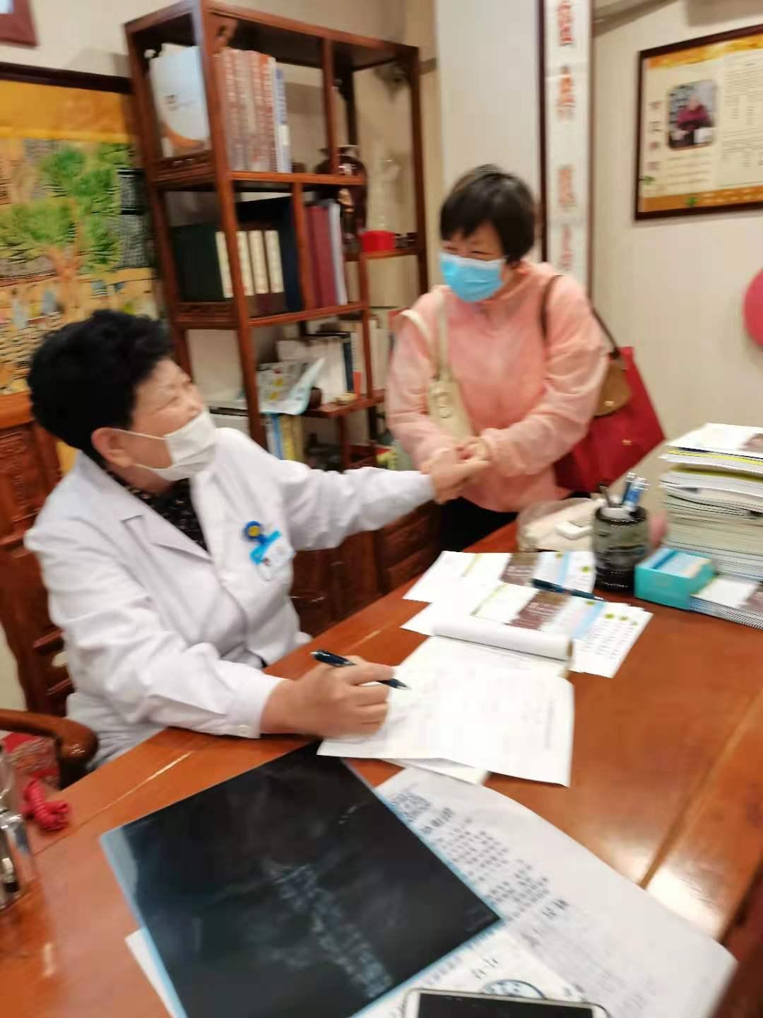 坐着轮椅的外科医生,坐轮椅的神医