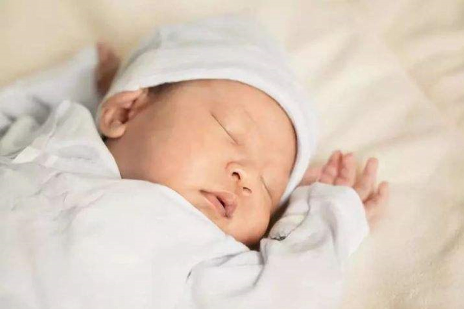 一个简单小动作让睡渣宝宝变睡神,宝宝夜醒频繁依赖母乳怎么办