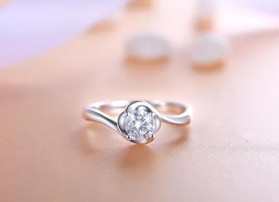 黄钻和珍珠哪个更保值,黄钻和白钻哪个戴上好看