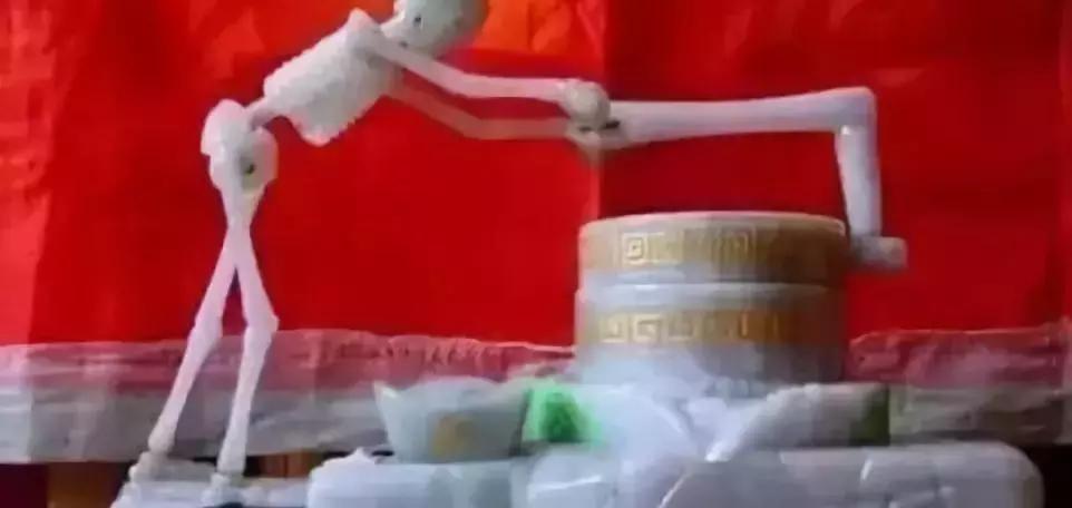 价值240万非洲的原木,雕刻成品出来后震惊全场,一片心疼声!