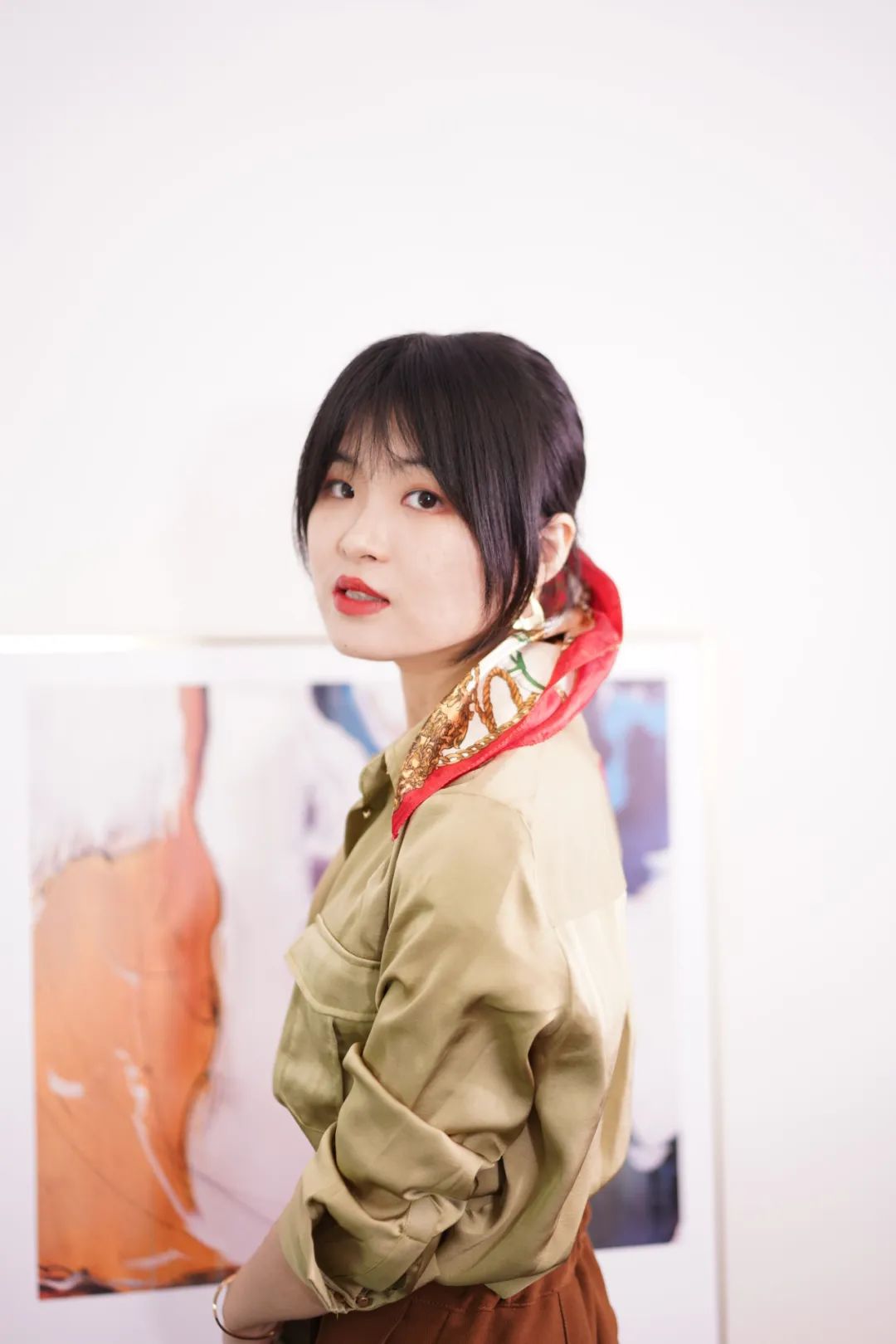 丝巾的5种时髦系法学起来,春季丝巾系法大全搭配大衣