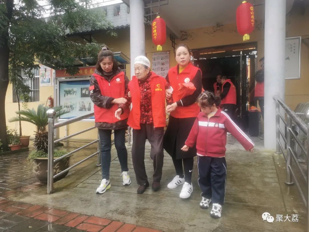 陪老人度过美好重阳节，大荔金龙、鸿运驾校、秦东考务中心在行动