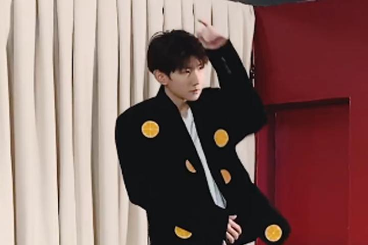 暗黑王源上线，全新演绎《血腥爱情故事》，舞蹈燃炸全场