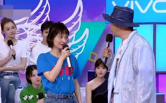 吴昕现身薇娅直播间,一边跳舞一边吃,3分种爆卖6400枚蛋黄酥