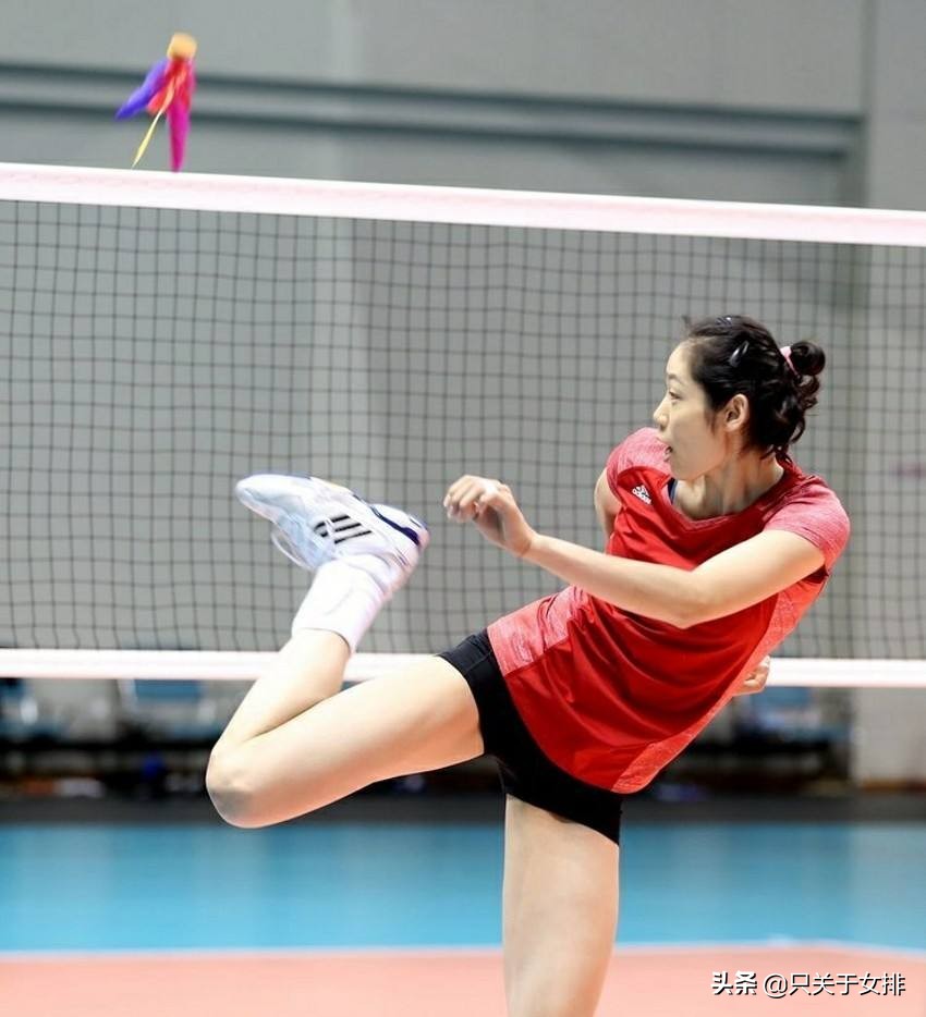 女排队员穿的什么鞋,女排为什么喜欢穿篮球鞋