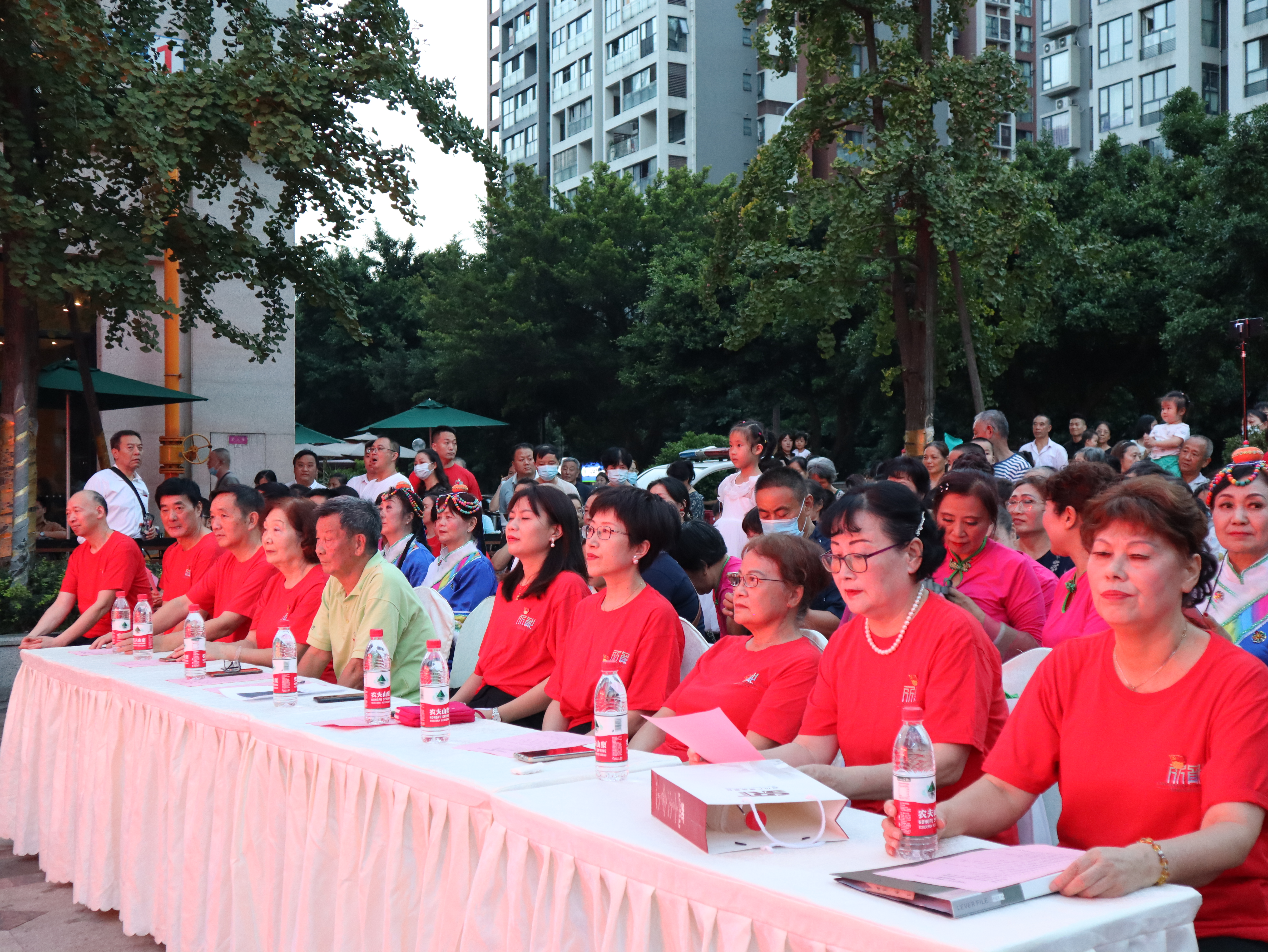 社区居民“全班底”书香花香伴心香——丽都花园社区“*党**建百年丽都风华”活动赢得居民交口称赞