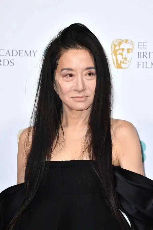 我真服了!70岁王微微有老人脸,但看到这玉女腿少女身材闭嘴了