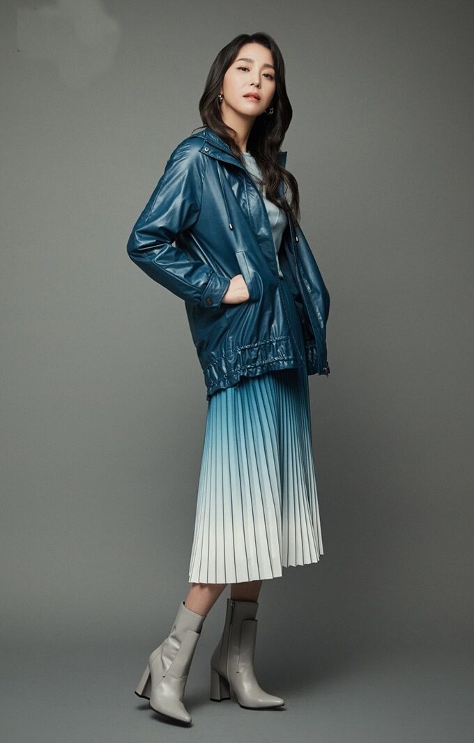 林允儿穿搭冬季,林允儿大冬天穿棉服配短裙来秀腿