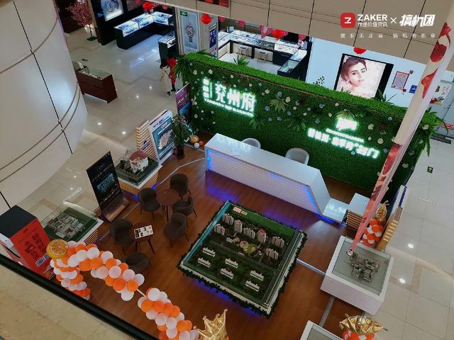 挖孔屏好用吗，相机自带8倍镜，能玩英雄联盟：荣耀V20体验