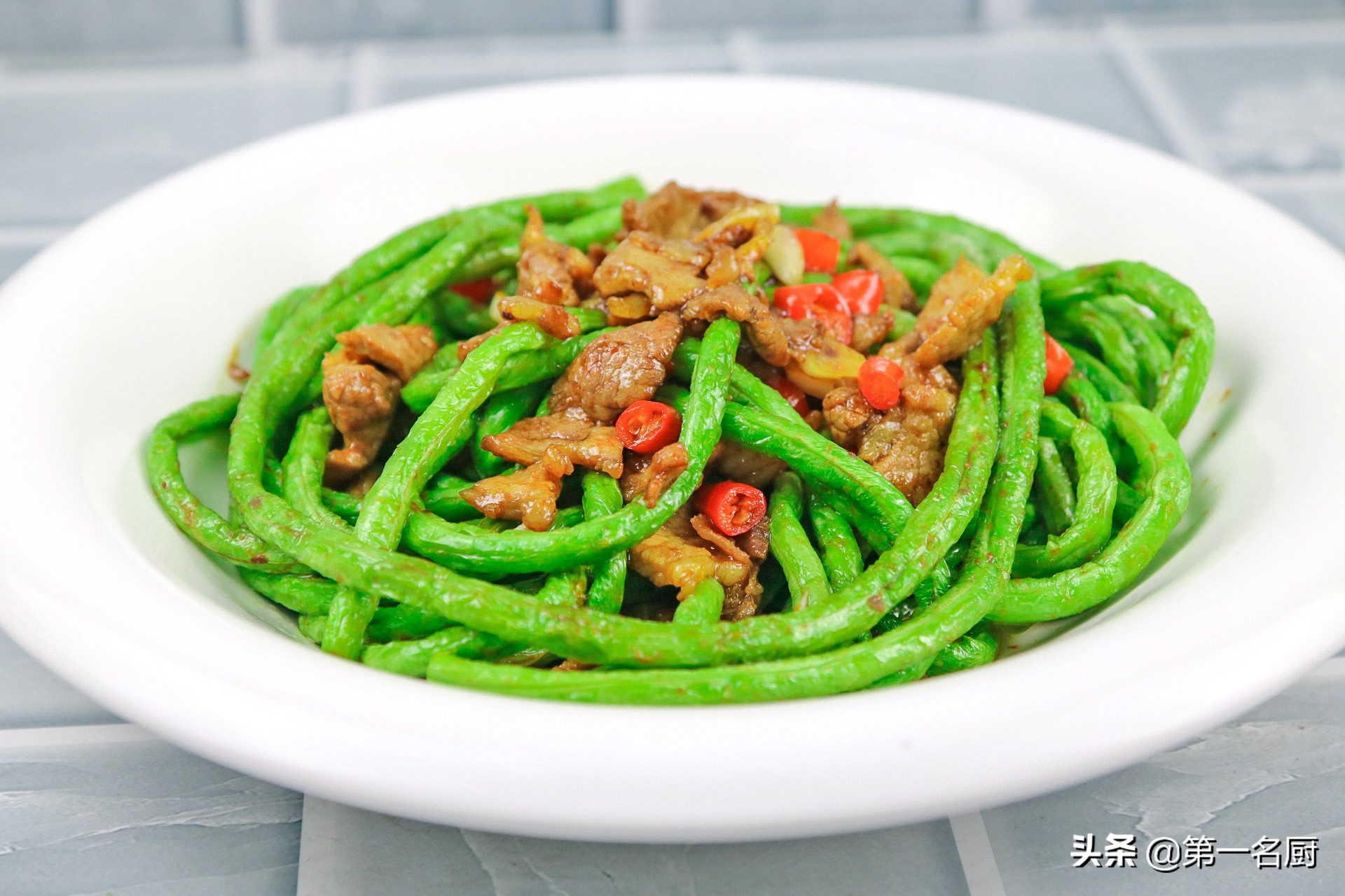 长豆角怎么炒又软又好吃,豆角别炒着吃了来学学这种新做法