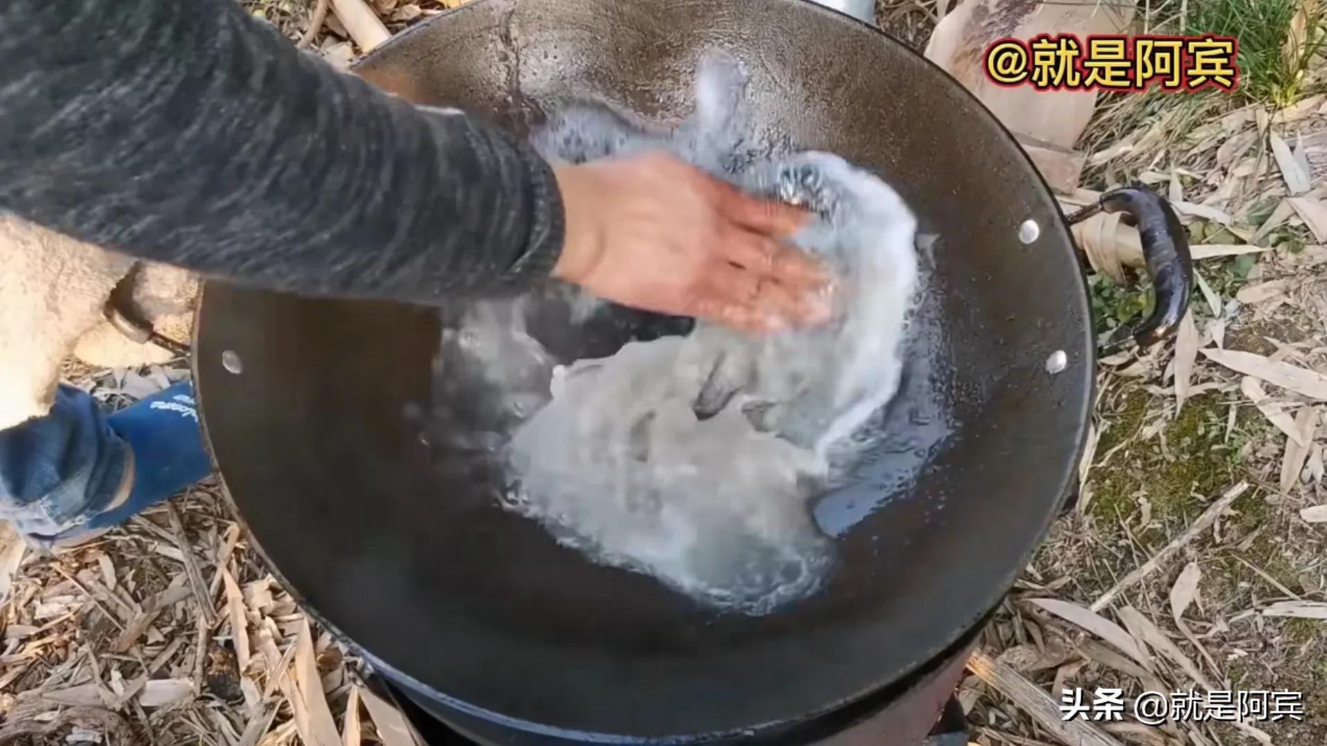 铁锅开锅时烧出的杂质怎么处理,新买的铁锅要用油擦几遍