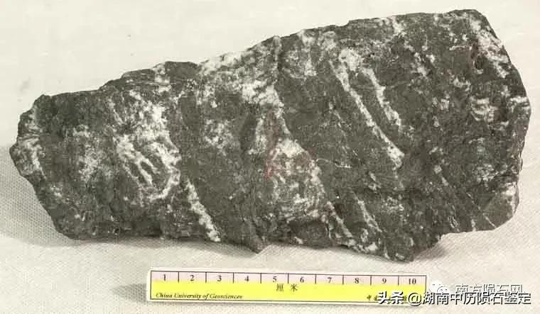 月球陨石与地球矿石的区别,月球陨石和矿石有什么区别