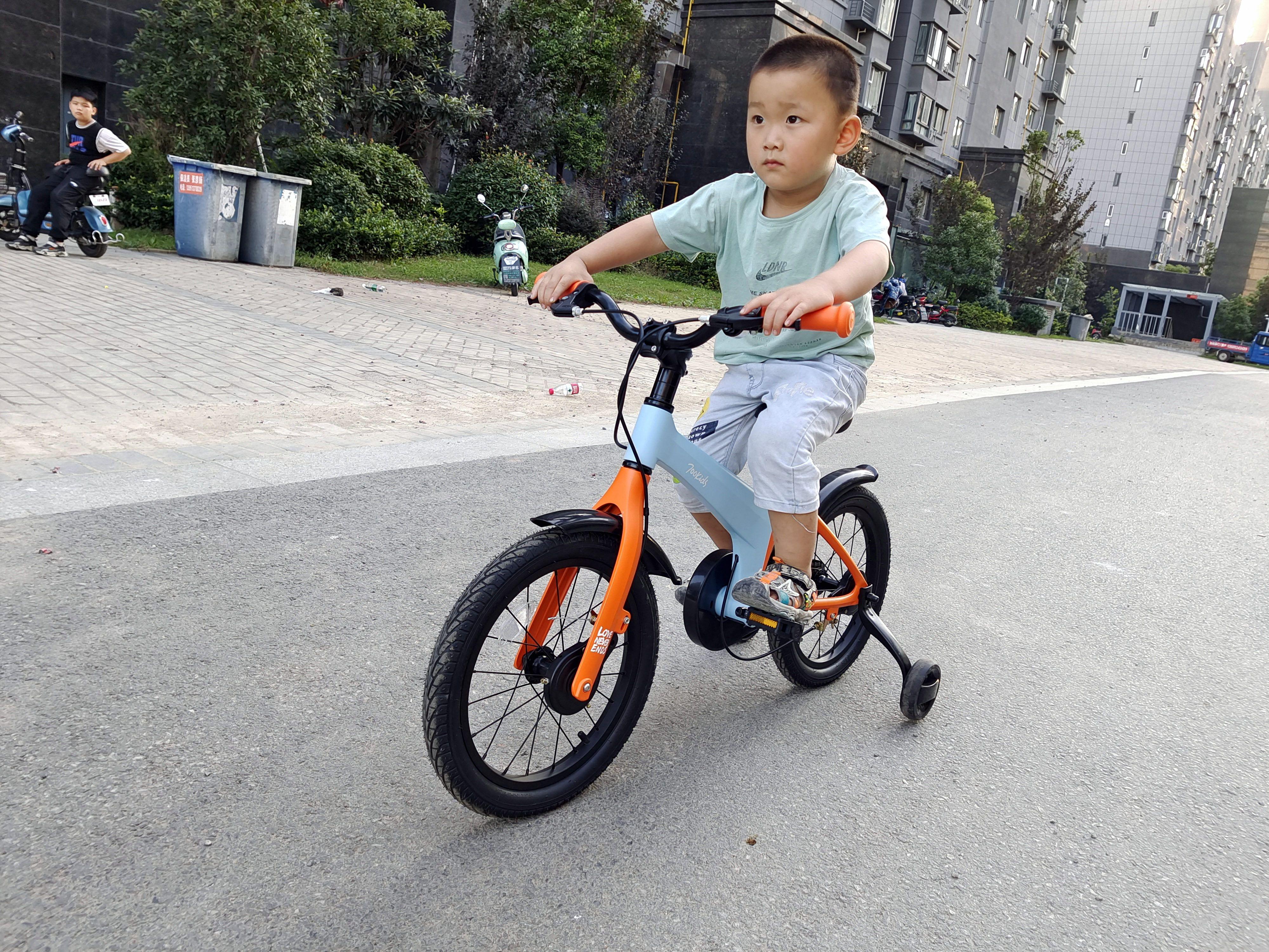 骑行不再成为负担,孩子使用更安全,柒小佰运动减震自行车体验