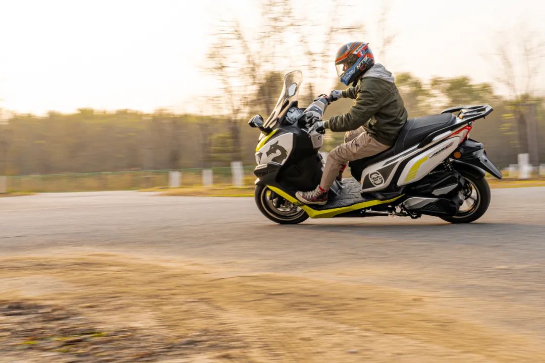 赛科龙rt3s大踏板摩托2024款,国产大踏板赛科龙rt3s推荐