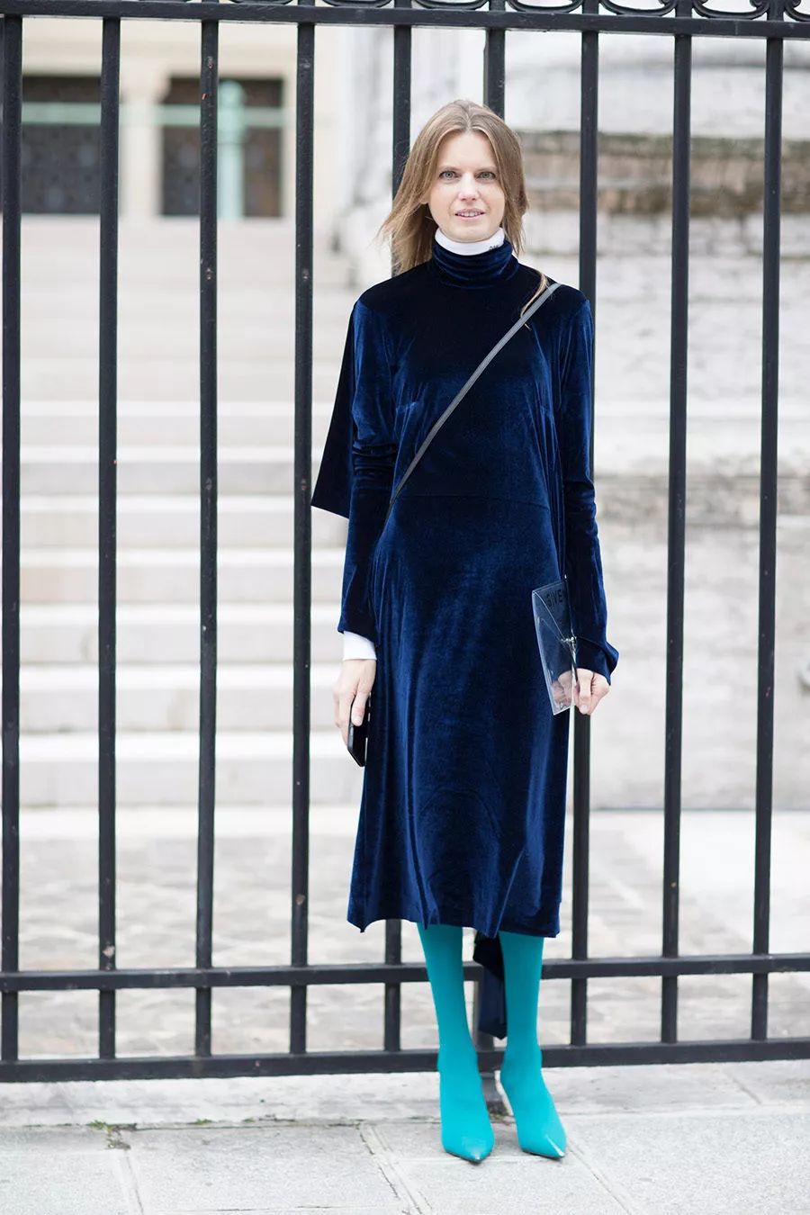 丝绒打底秋冬高级感 (今年秋冬丝绒要火高级又显气质)