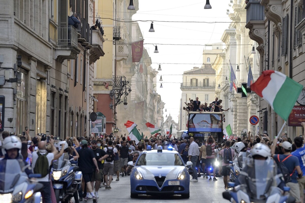 罗马夺冠狂欢,意大利罗马夺冠游行