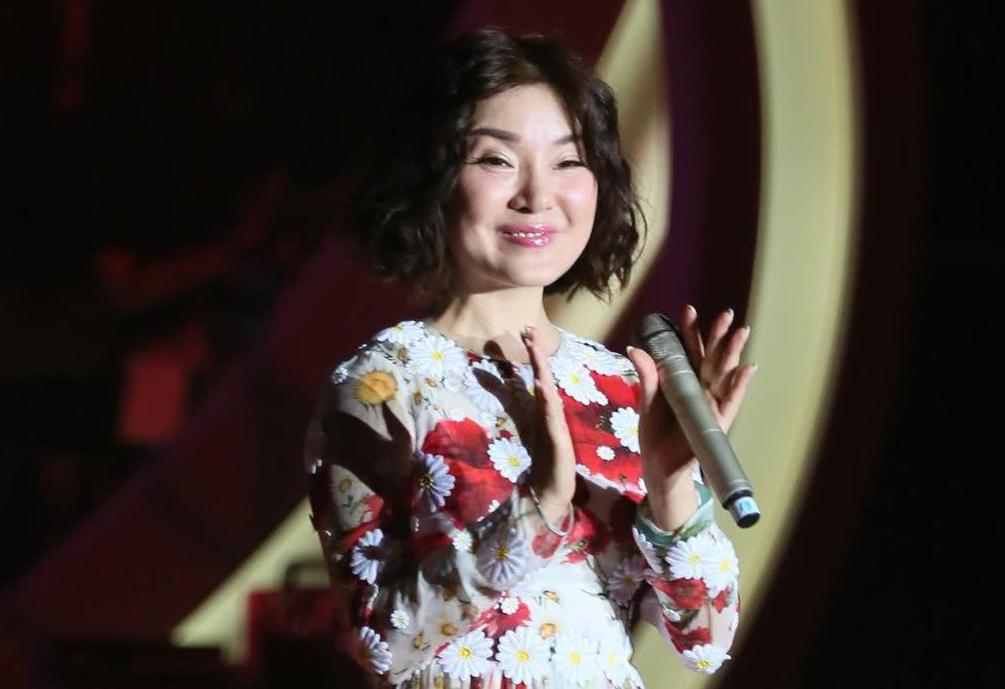 她因《常回家看看》火遍全国，却惨遭前夫背叛，离婚后卷走12亿