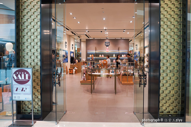 一群年轻人到三亚，摆pose，拍照