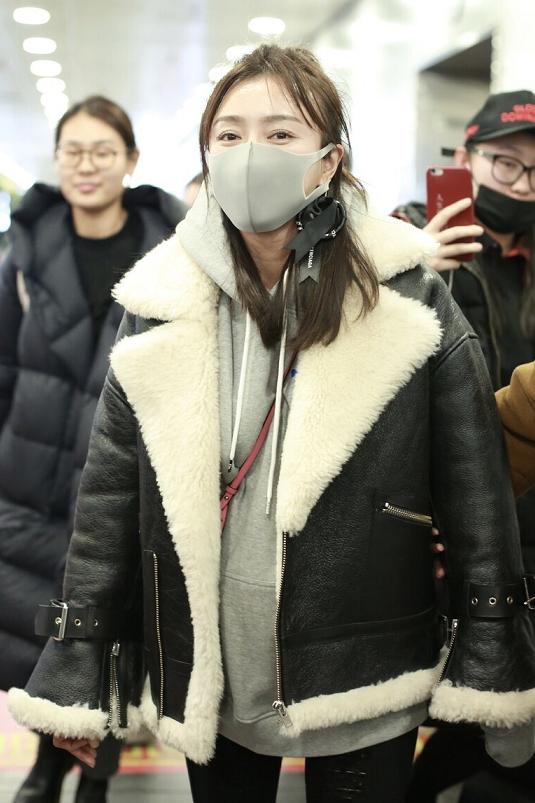 秦岚闪耀的她穿搭翻领毛衣,秦岚黑色羊羔毛