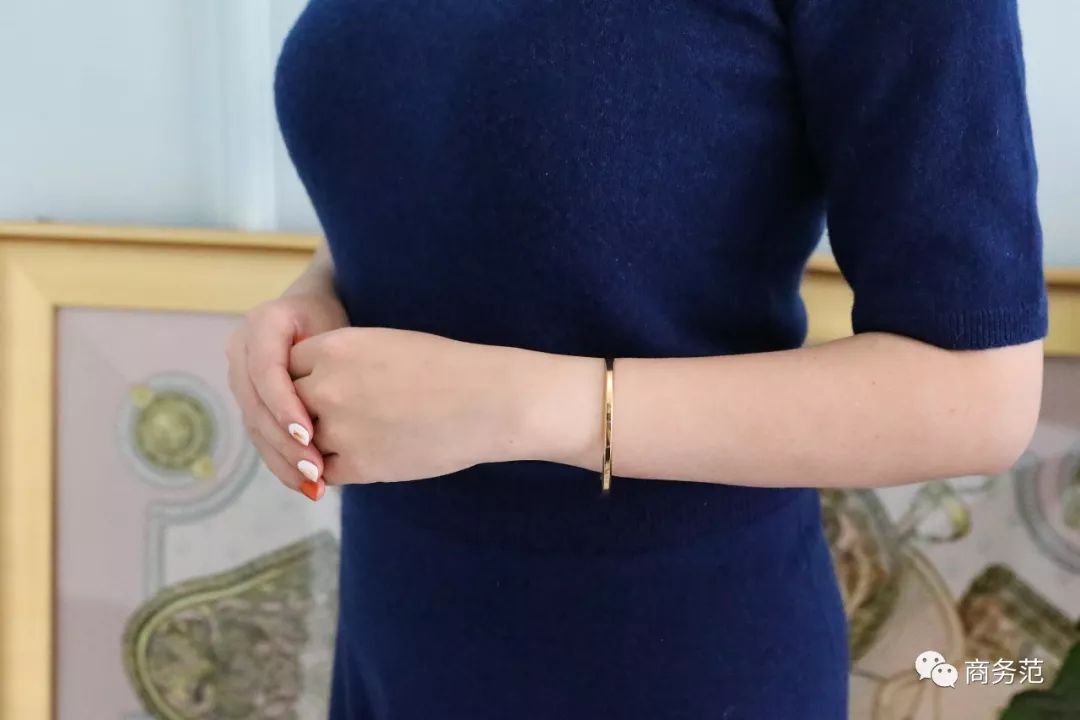 瑞典皇家配饰品牌,几百块戴出万元质感,金色手镯男女戴都好看