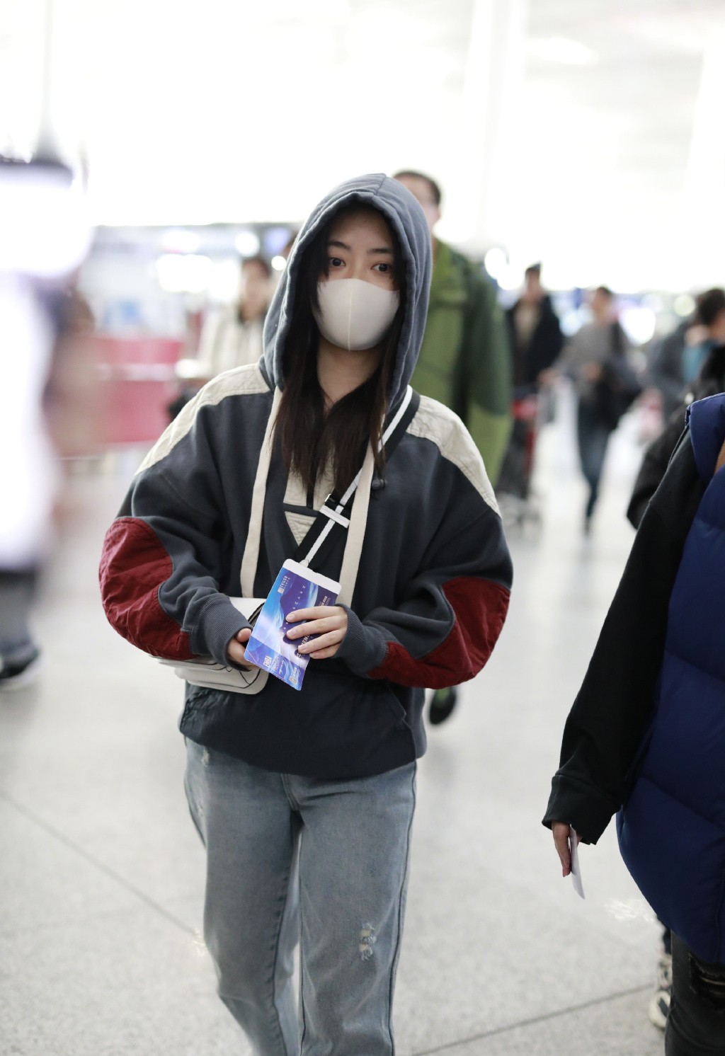 谭松韵针织衫配短裙少女感十足,谭松韵同款衣服卫衣