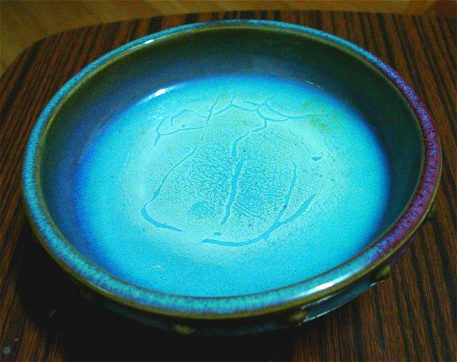 农民捡一破盆当烟灰缸用了3年,村民捡了价值三个亿的古董