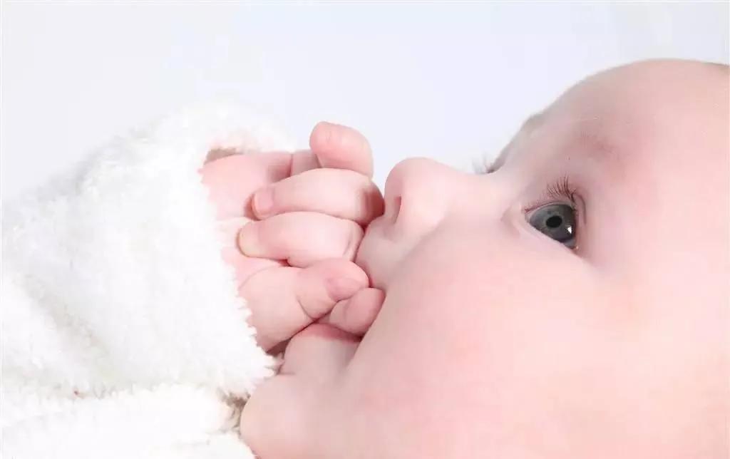 0-3岁宝宝喂奶量,0到1个月宝宝吃奶量是多少