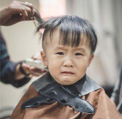 家里的小孩一剪头发就哭闹,家长应该怎么办?