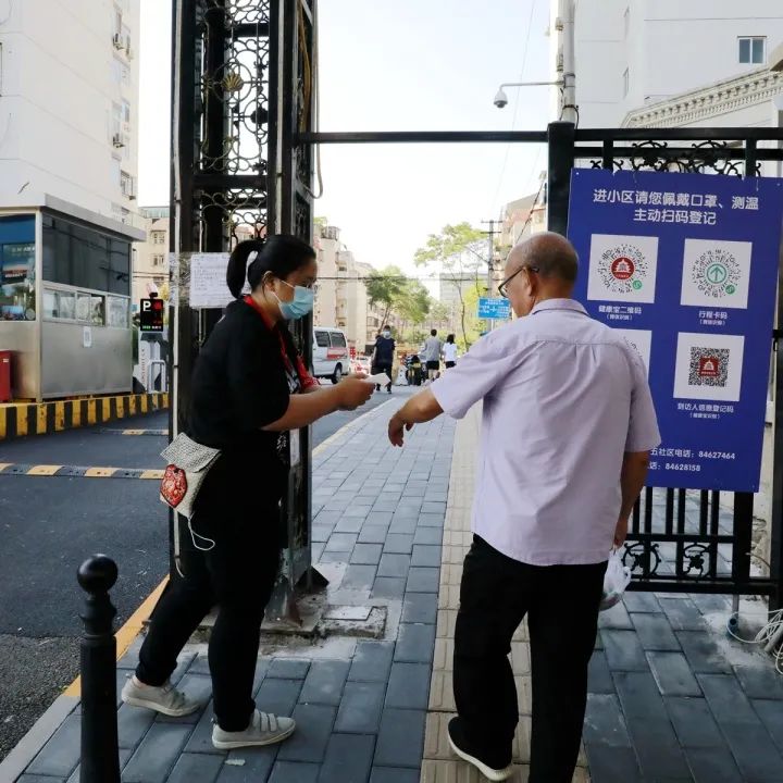 他们坚守在疫情防控一线,防控疫情他们在风雪中坚守