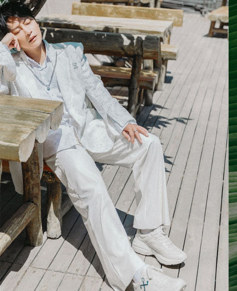 陈志朋穿奇装异服绿头发,陈志朋秋天超短裤造型浮夸引争议