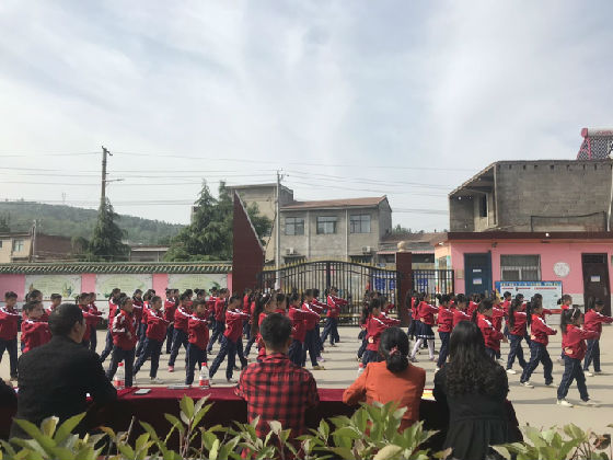 闃熷垪闃熷舰灞曢閲囨槀鎵悜涓婄唤鍏夎姃,灞曢潚鏄ユ椿鍔涗寒瀛﹀瓙椋庨噰