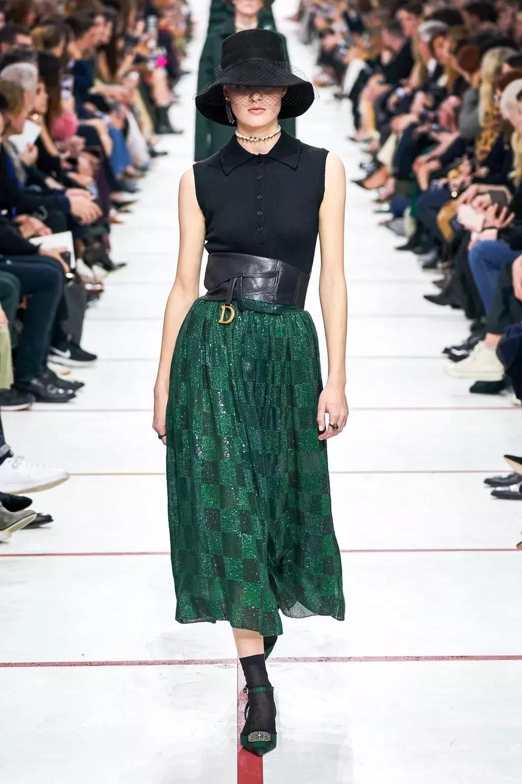 墨绿色的色彩风格,墨绿和粉的高级色彩