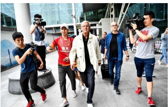 里皮接受采访又被狠骂！中国球迷：还不如1:5输泰国的卡马乔