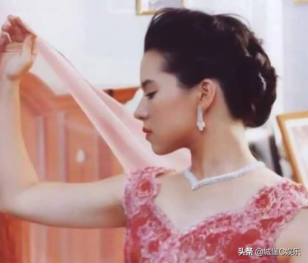 泰王室母女同嫁美国人，一个弃头衔离婚而归，一个回王室恩爱如初