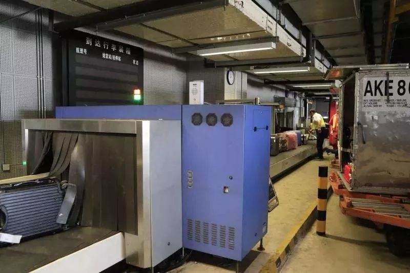 中国海关新出“黑科技”大批华人刚下飞机行李被锁，还贴上封条