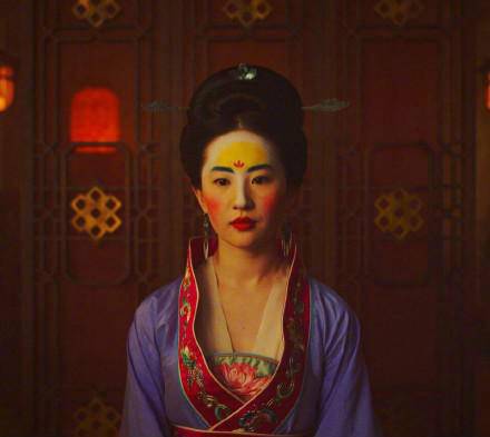 连仙女刘亦菲被逼婚都要化奇葩妆，你们相亲化什么妆？