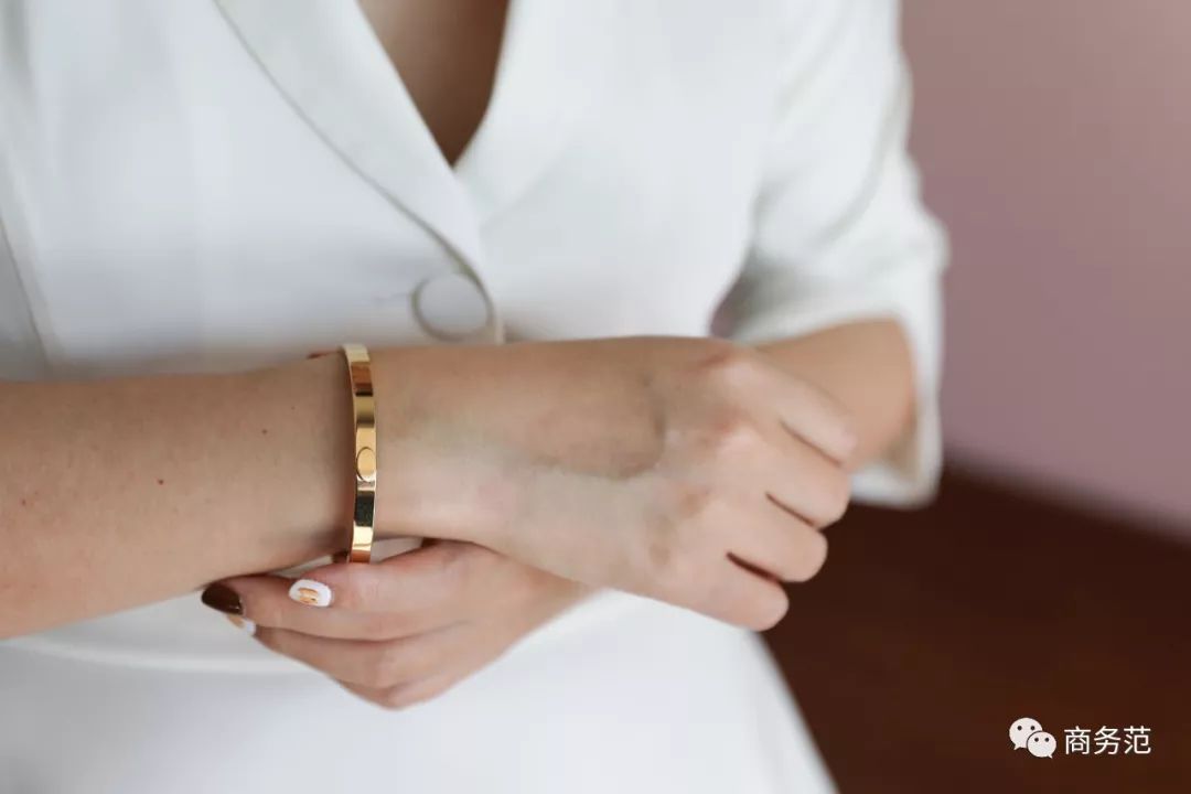 瑞典皇家配饰品牌,几百块戴出万元质感,金色手镯男女戴都好看