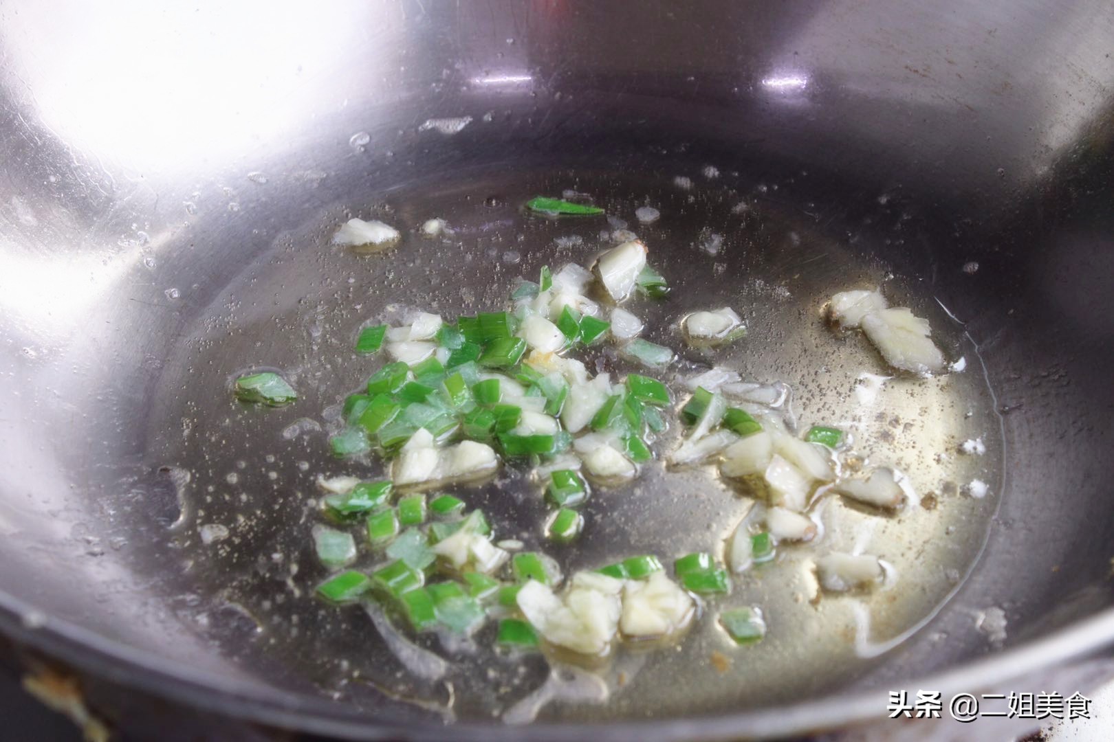 炒菜油到处飞溅怎么挡,炒菜油总是溅地上怎么办