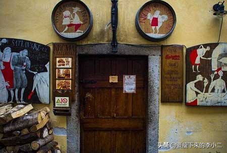 捷克网红餐厅，中国游客头顶着屋顶吃饭，生意依旧火爆