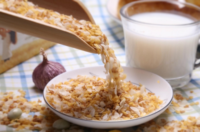 不花钱买自己做饵料钓大鲫鱼,带小药的鲫鱼饵料