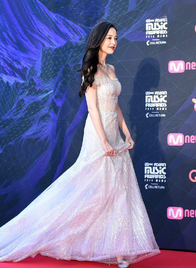 娜扎薄纱抹胸裙惊艳出场,娜扎深v薄纱抹胸裙出场