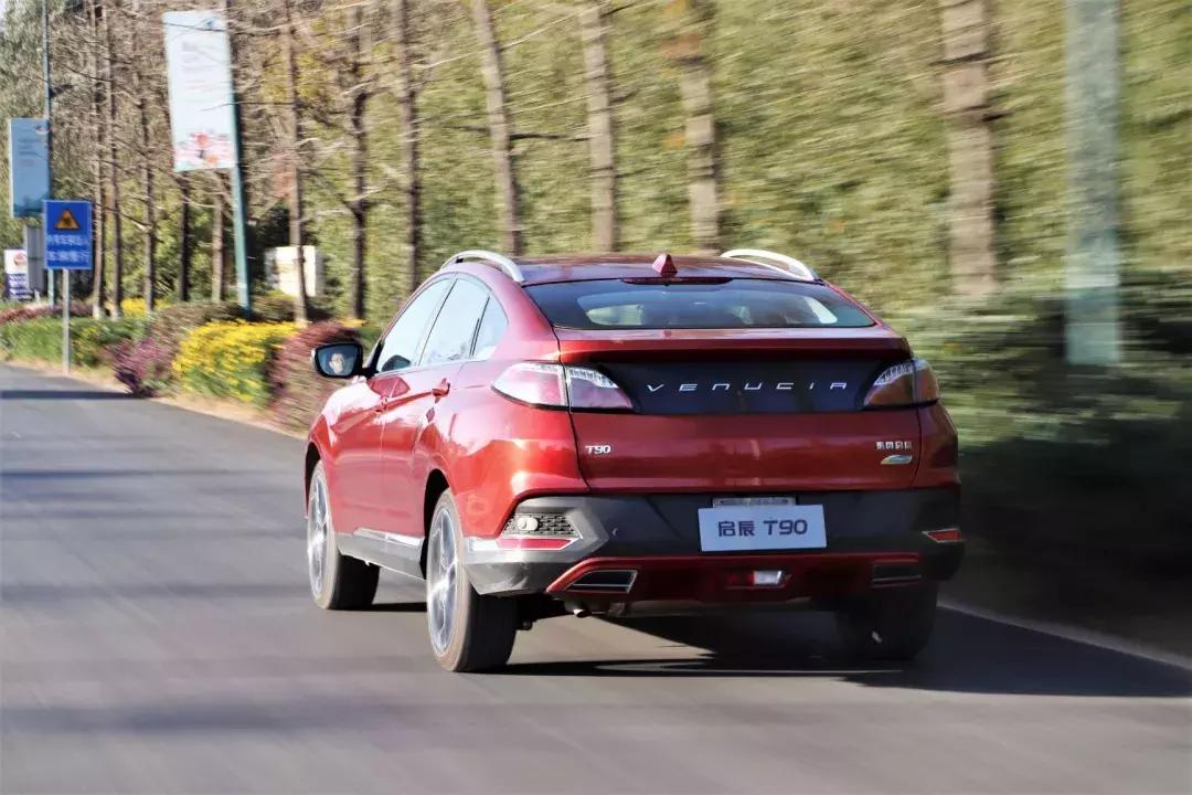 与这台跨界SUV一起，看天空的蓝，看远处的山